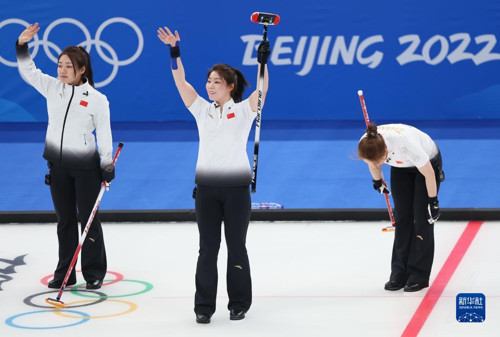 カーリング女子1次リーグ、中國(guó)がスウェーデンに勝利