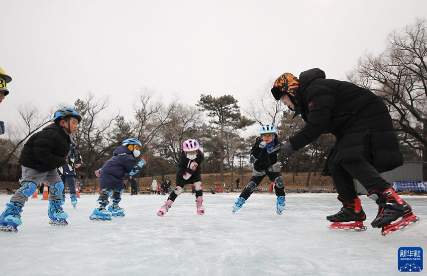 河北省承徳市で學生を対象にしたウィンタースポーツ體験教室が開催