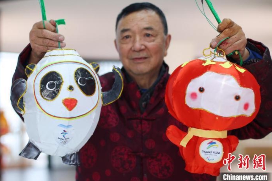 秦淮花燈版「氷墩墩（ビン?ドゥンドゥン）」と雪容融（シュエ?ロンロン）」を見(jiàn)せる江蘇省の無(wú)形文化遺産「秦淮燈彩」の代表的伝承者の曹真栄さん（撮影?泱波）。