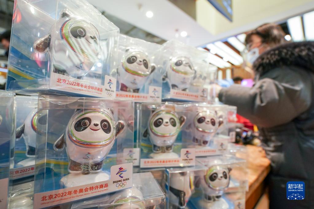 江蘇省南京市の北京2022年北京冬季五輪オフィシャルショップで販売されている「氷墩墩（ビン?ドゥンドゥン）」（撮影?李博）。