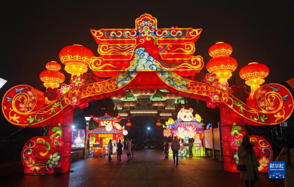 江西省南昌市東湖區(qū)滕王閣景勝地のランタンを鑑賞する市民（2月12日撮影?萬(wàn)象）。