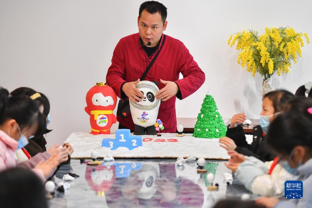 湖南省長沙市雨花無形文化遺産館で、子供たちにビン?ドゥンドゥンの作り方を説明する「しん粉細(xì)工」職人の龍玉平さん（2月13日撮影?陳澤國）。