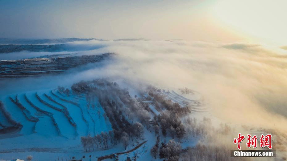幻想的な美しい風(fēng)景が広がる甘粛省蘭州市楡中県の郷村（撮影?金峯）。