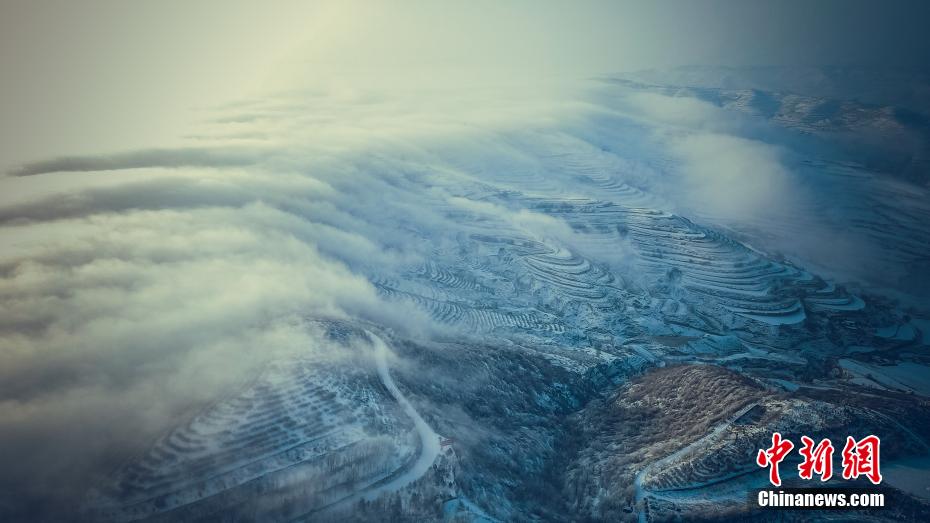 棚田に幻想的にたなびく雲(yún)や霧　甘粛省楡中