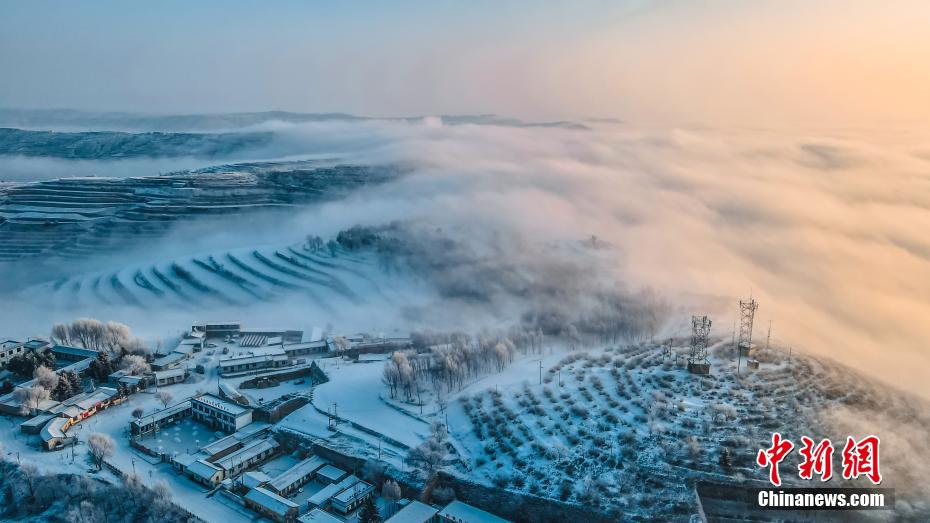 棚田に幻想的にたなびく雲(yún)や霧　甘粛省楡中