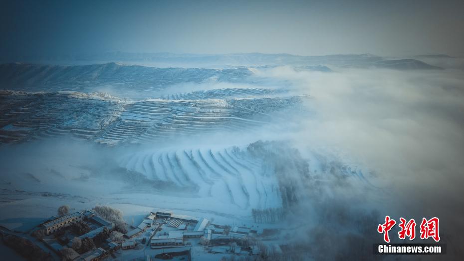 棚田に幻想的にたなびく雲(yún)や霧　甘粛省楡中