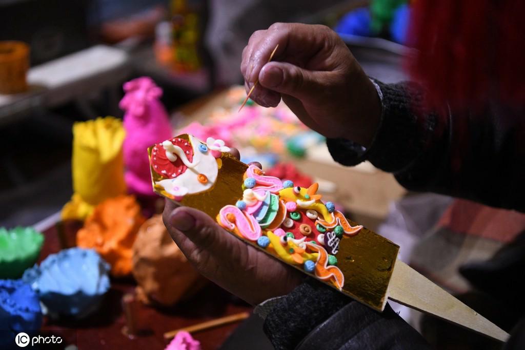 2月14日、ラサ八廓(バルカル)古城で職人が作る「酥油花」（寫真著作権は東方ICが所有のため転載禁止）。