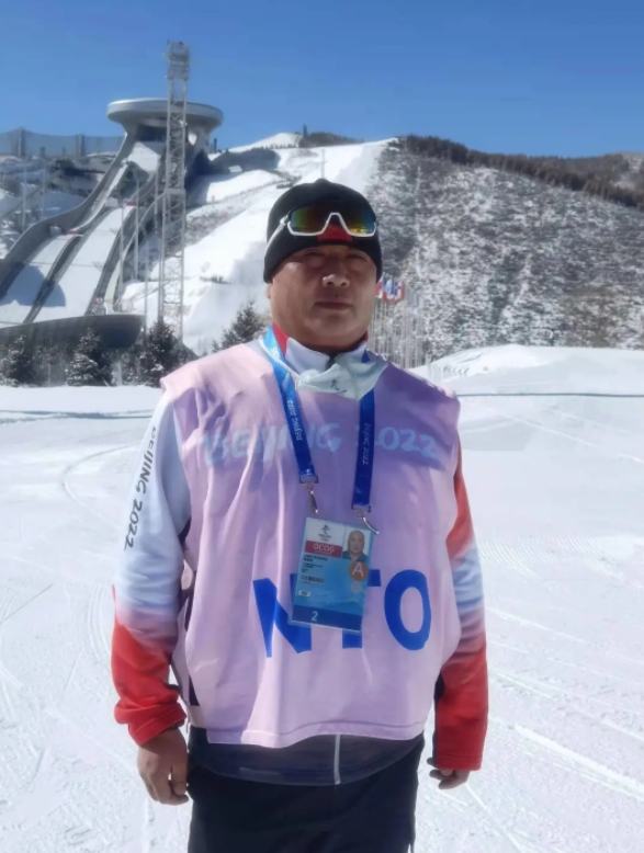 休暇を取って冬季五輪の審判員を務(wù)める大學食堂の調(diào)理師　山東省