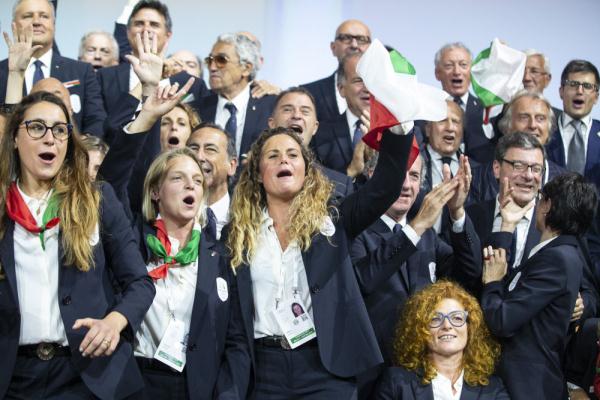 2019年6月24日、2026年冬季五輪の開催地がイタリアに決まり大喜びするイタリアの関係者（撮影?徐金泉）。