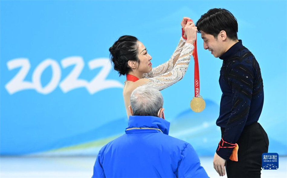 フィギュアスケートペアで中國の隋文靜/韓聡組が金　北京冬季五輪