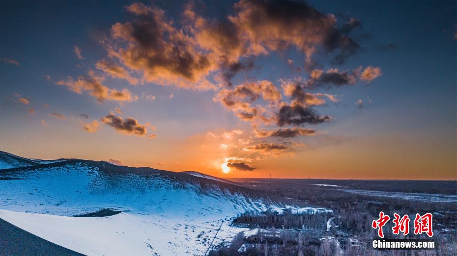 降雪後の敦煌に広がる雪に覆われた幻想的な景色　甘粛省