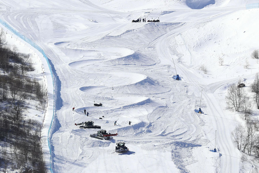 2月23日、河北省張家口ゾーンの雲(yún)頂スノーパークで、競(jìng)技コースの再設(shè)営作業(yè)を進(jìn)めるスタッフ（寫真著作権はCFP視覚中國(guó)が所有のため転載禁止）。