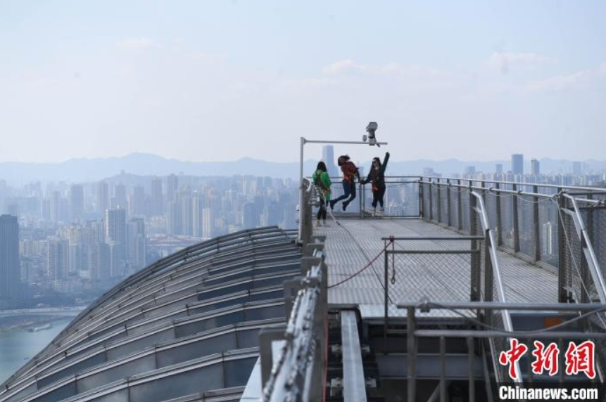 重慶の高層観光ツアー、「空中散歩を満喫」と観光客に人気