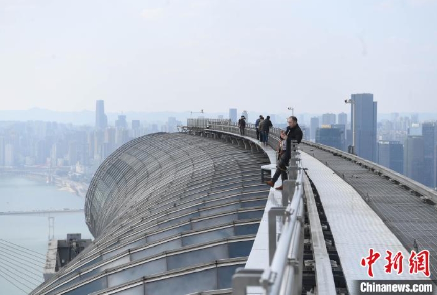 重慶の高層観光ツアー、「空中散歩を満?jiǎn)恕工扔Q光客に人気