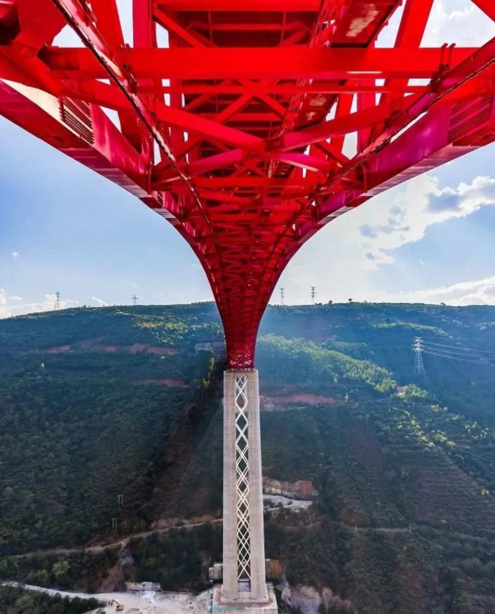 ビル90階相當(dāng)の高さを移動し點検続けるヒーローたち　元江特大橋