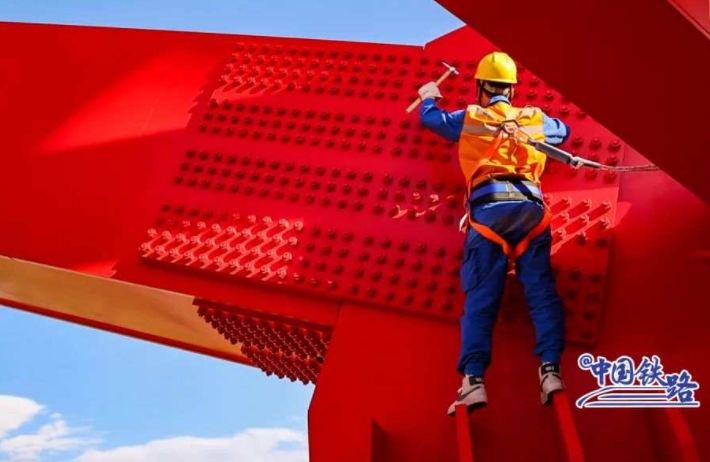 ビル90階相當(dāng)の高さを移動(dòng)し點(diǎn)検続けるヒーローたち　元江特大橋