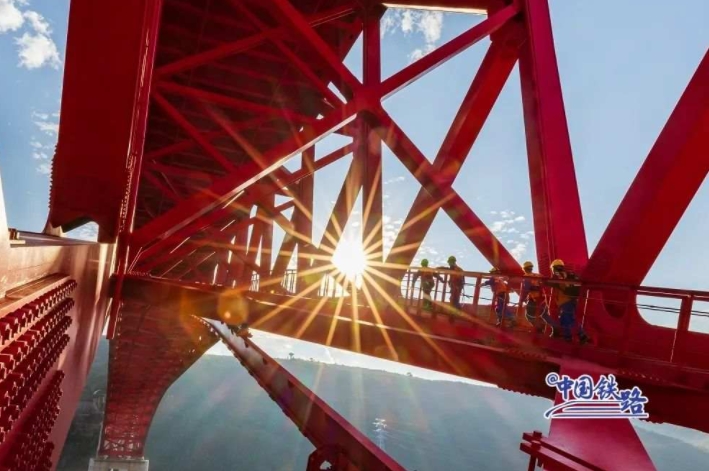 ビル90階相當(dāng)の高さを移動し點検続けるヒーローたち　元江特大橋