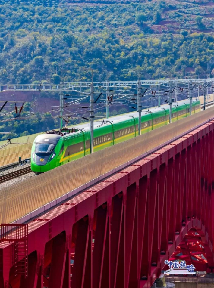 ビル90階相當(dāng)の高さを移動(dòng)し點(diǎn)検続けるヒーローたち　元江特大橋