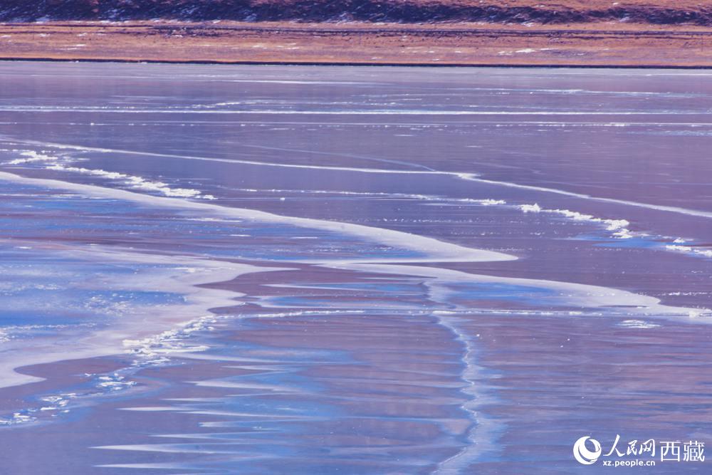 春が到來し、氷が融けたヤムドク湖　チベット