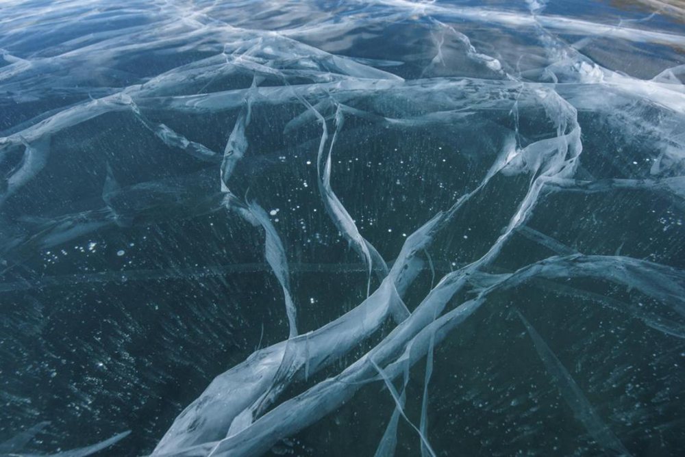 春が到來し、氷が融けたヤムドク湖　チベット