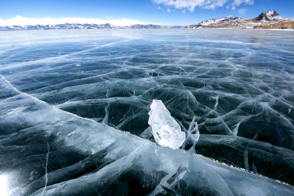 春が到來(lái)し、氷が融けたヤムドク湖　チベット