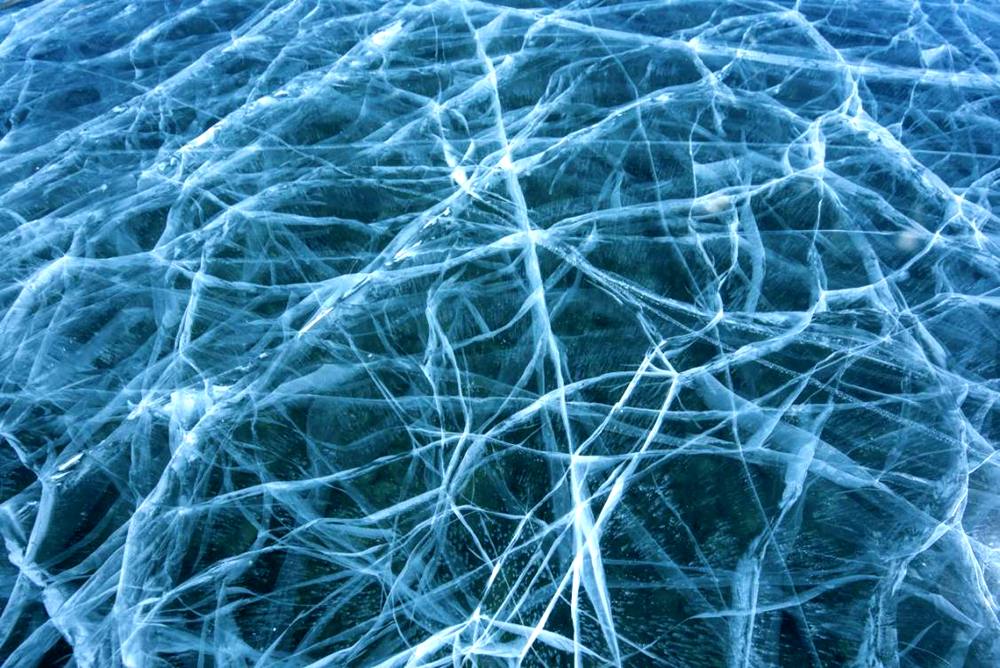 春が到來し、氷が融けたヤムドク湖　チベット