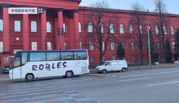 ウクライナから退避する中國人留學(xué)生の第1陣を乗せてキエフ大學(xué)前から出発した車両。