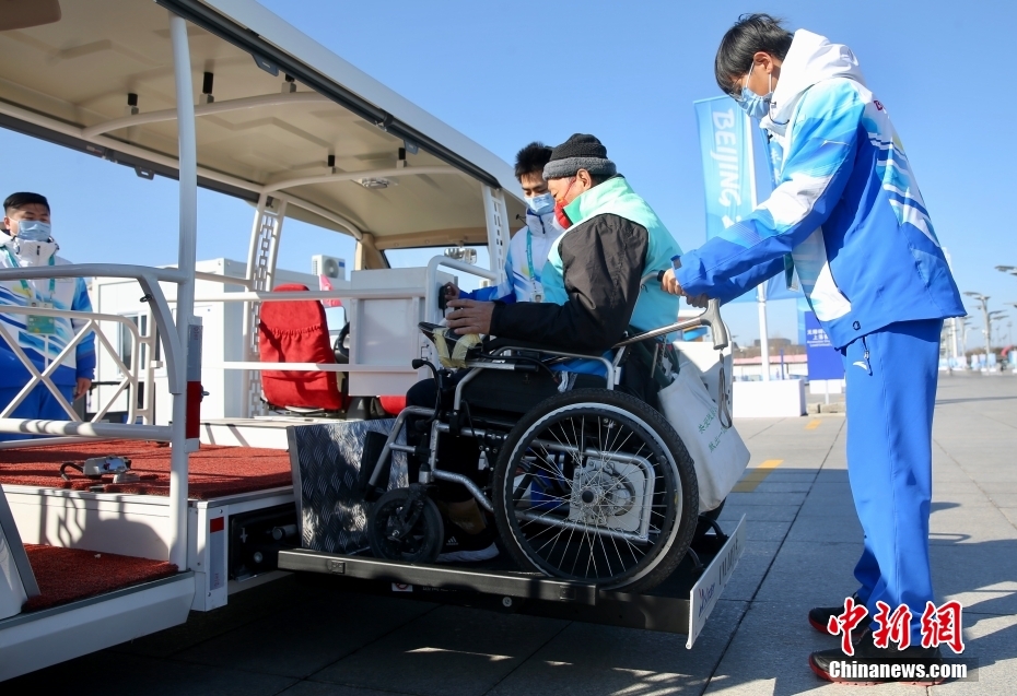 予行演習(xí)でボランティアのサポートを受けながらバリアフリーシャトルバスに乗る身體障がい者（撮影?易海菲）。