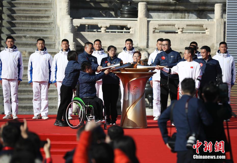 集火式で、9ヶ所から集められた火を點(diǎn)火臺(tái)に一緒に點(diǎn)火するパラアスリートや障害者連合會(huì)などの各界の代表者たち（撮影?趙雋）。