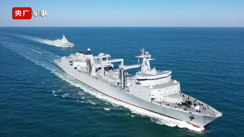 北部戦區(qū)の作戦支援補(bǔ)給艦「呼倫湖」が駆逐艦「拉薩」と訓(xùn)練実施、全天候海上作戦支援能力を強(qiáng)化