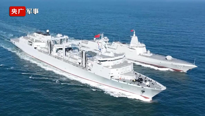 北部戦區(qū)の作戦支援補給艦「呼倫湖」が駆逐艦「拉薩」と訓練実施、全天候海上作戦支援能力を強化