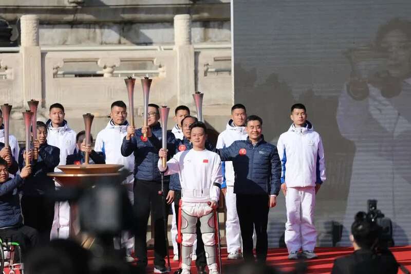 中國(guó)製外骨格ロボットが冬季パラ聖火リレーをサポート