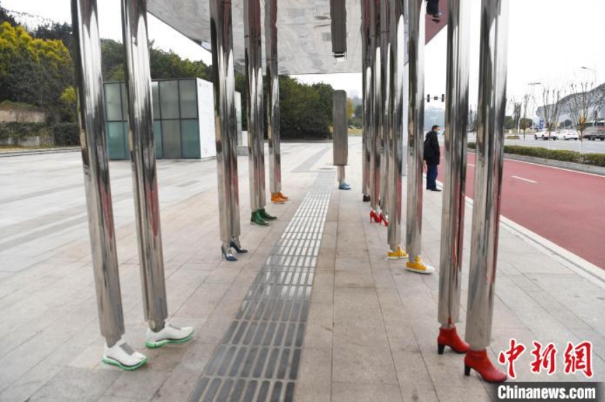 バス停の待合スペースを支える20本ほどの「靴を履いた」ステンレス製ポール（撮影?陳超）。