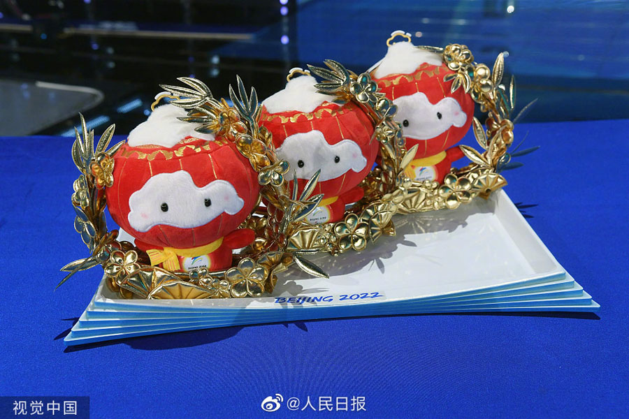 ゴールド?シュエロンロンがお目見え！宇宙服バージョンも？　北京冬季パラ