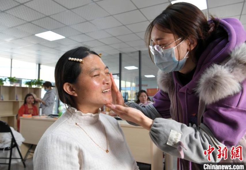 女性建設(shè)作業(yè)員たちが國(guó)際婦人デー控え、漢服姿で撮影會(huì)　安徽省合肥