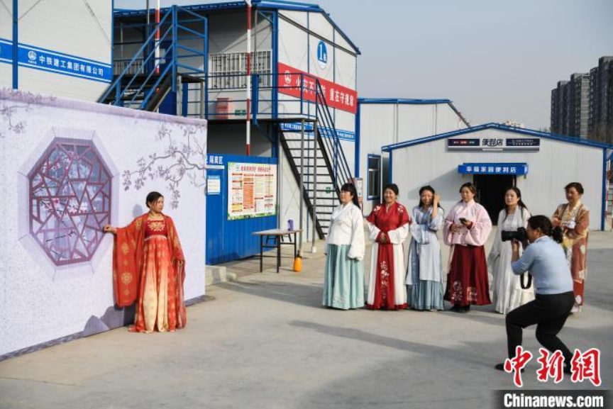 女性建設(shè)作業(yè)員たちが國際婦人デー控え、漢服姿で撮影會　安徽省合肥