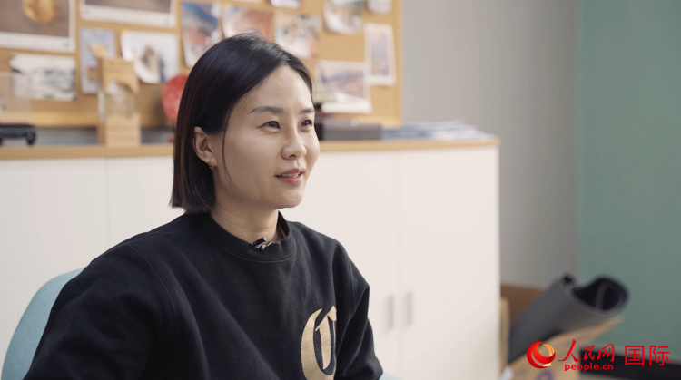 第13期全人代代表のデザイナー?侯湛瑩さん（撮影?袁蒙）。