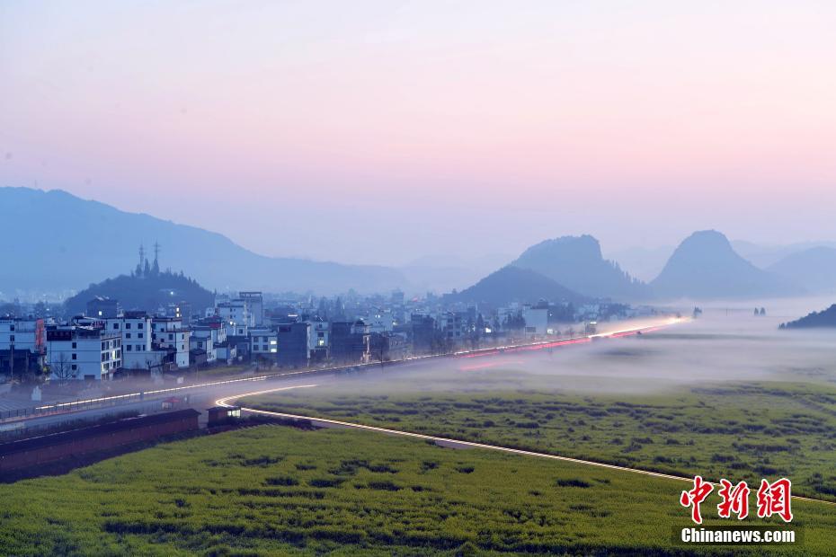雲(yún)と霧に覆われた幻想的な菜の花畑　雲(yún)南省羅平