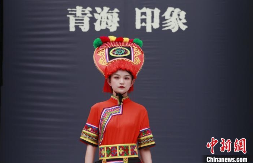 少數(shù)民族の衣裝で、青海の獨(dú)特な人文風(fēng)情を披露