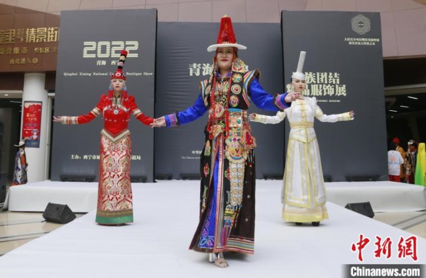 少數(shù)民族の衣裝で、青海の獨特な人文風情を披露