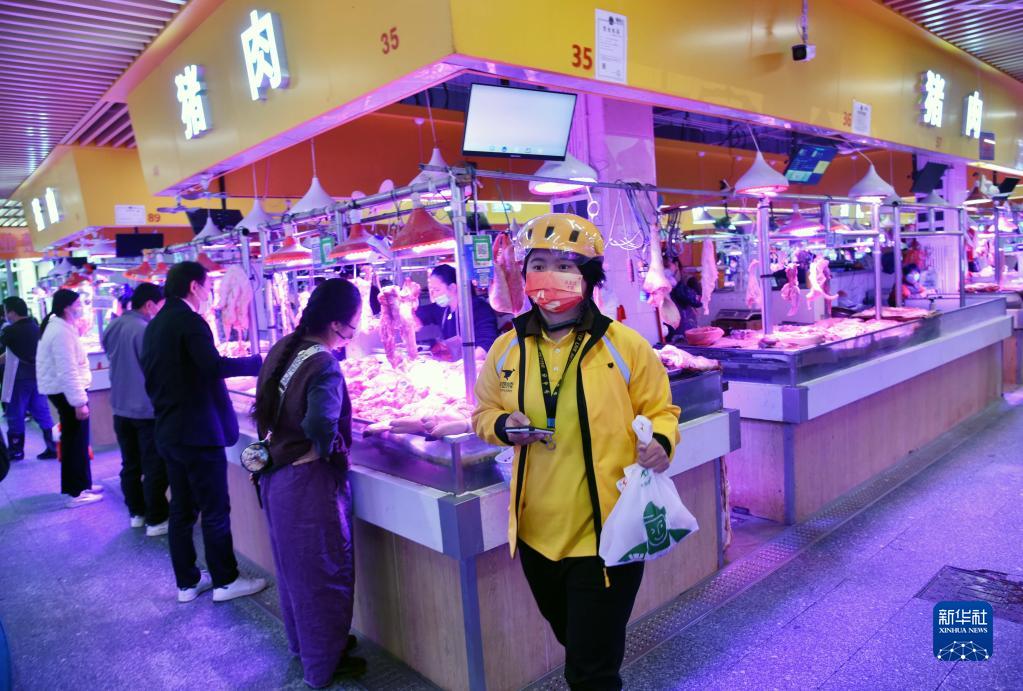 深センを日々ひた走る若き女性デリバリーリーダー　広東省