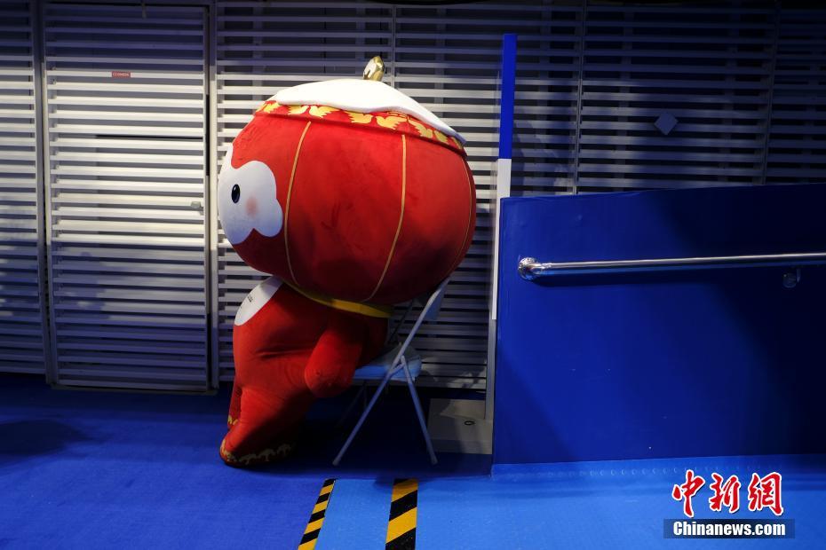 通路で出番を待つ2022年北京冬季パラリンピック大會(huì)マスコット「雪容融（シュエロンロン）」（3月10日撮影?韓海丹）。