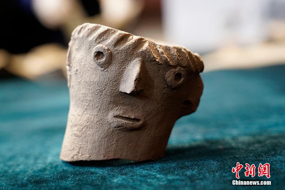 まるでスタンプのよう？惚けた表情の出土品　甘粛省靜寧