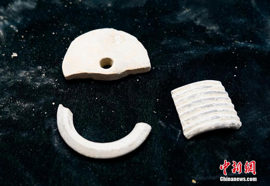 まるでスタンプのよう？惚けた表情の出土品　甘粛省靜寧