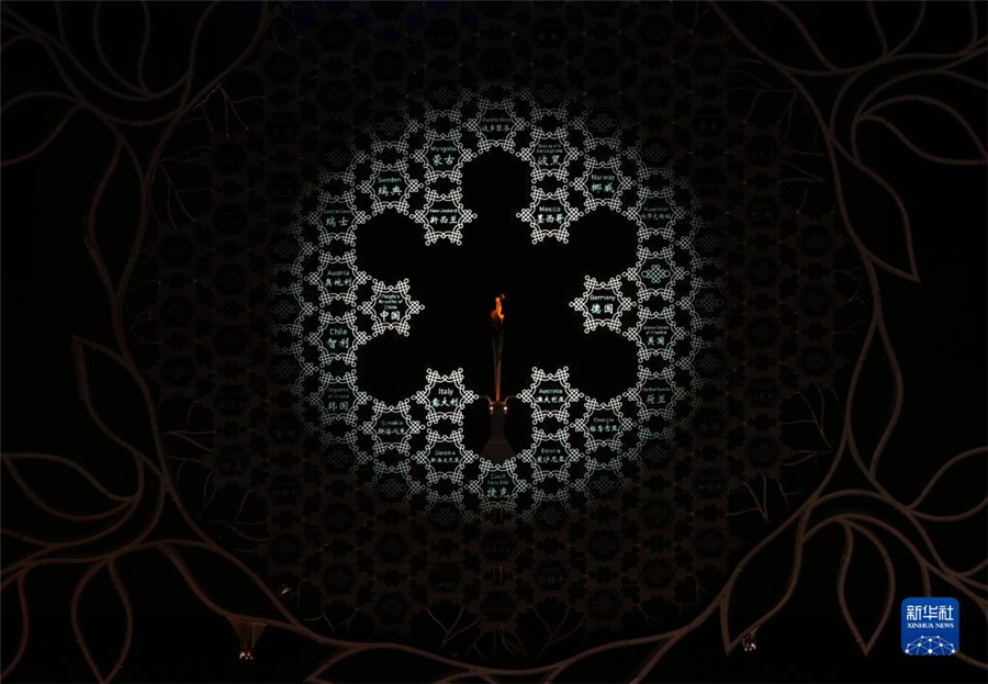 視覚障がい者のバイオリニストの演奏と共に消された聖火　北京冬季パラ閉會式