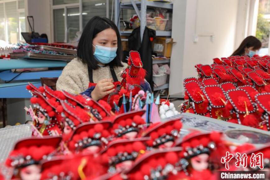 工場からの出荷を控えた「唐娃娃」の検品を行う作業(yè)員（撮影?瞿宏倫）。