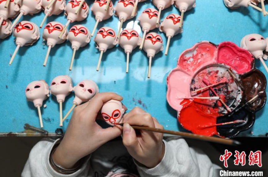 注文殺到の「唐娃娃」の製作に追われる貴州省恵水の住民