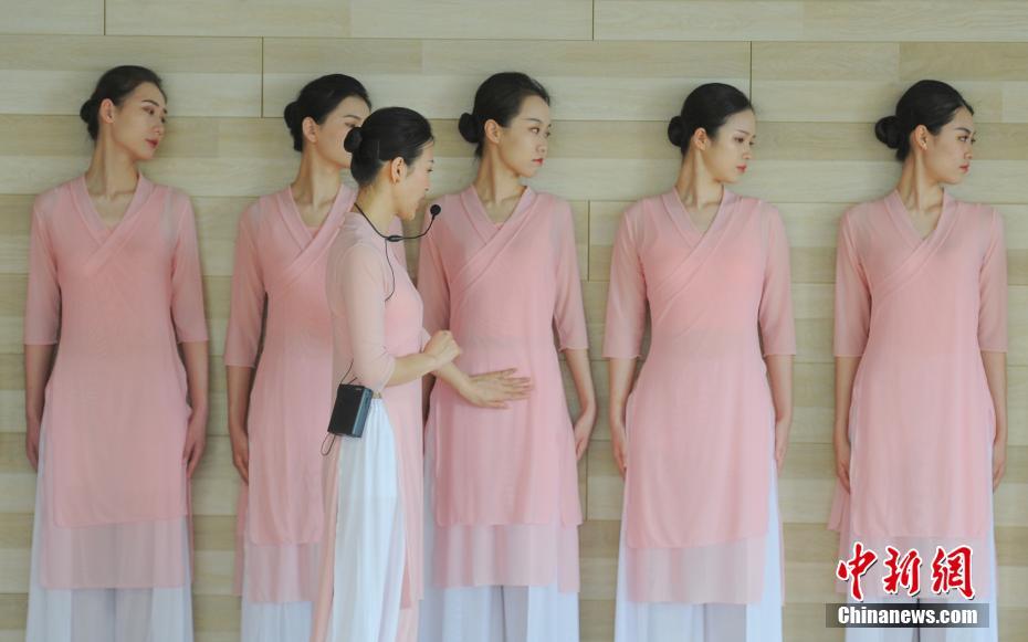 客室乗務(wù)員300人がアジア大會(huì)に備え接客研修　浙江省杭州