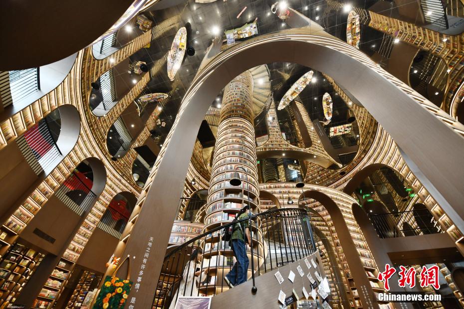 ユニークなデザインが施された四川省都江堰市の書(shū)店「鐘書(shū)閣」內(nèi)部の様子（撮影?張浪）。