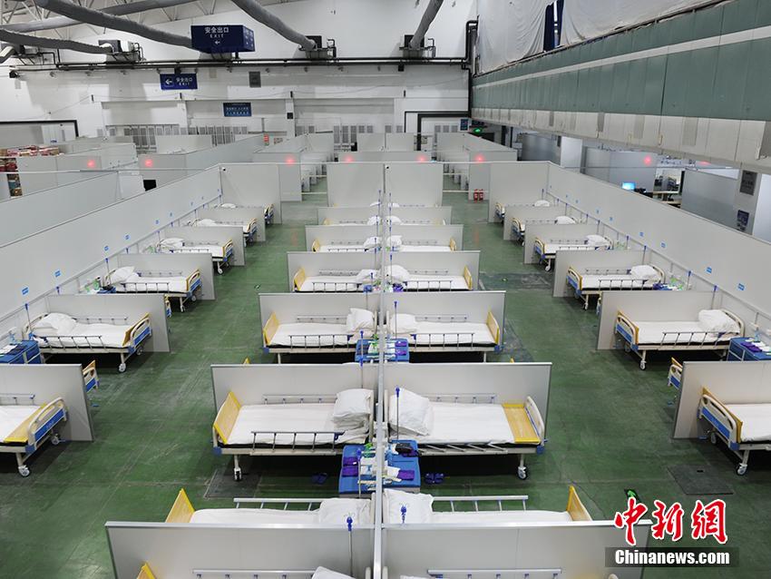 「方艙醫(yī)院（臨時(shí)醫(yī)療施設(shè)）」內(nèi)部の様子（撮影?張瑤）。 